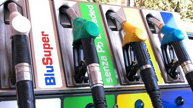 Carburanti, continua la corsa al rialzo. Il pieno è aumentato di 9 euro rispetto a dicembre