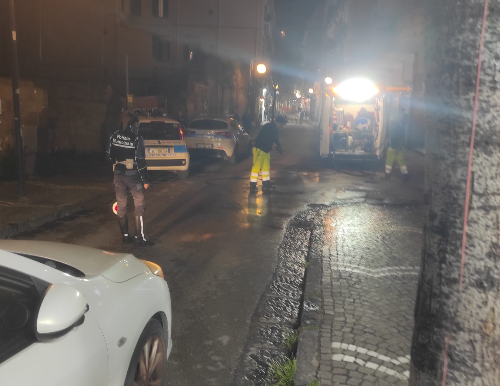 Castellammare, centro bloccato per una strada a rischio per l'olio 