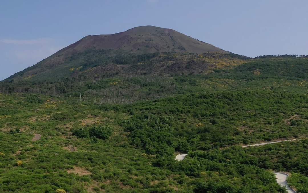 Vesuvio, da Torre del Greco al cratere: ecco il nuovo sentiero 