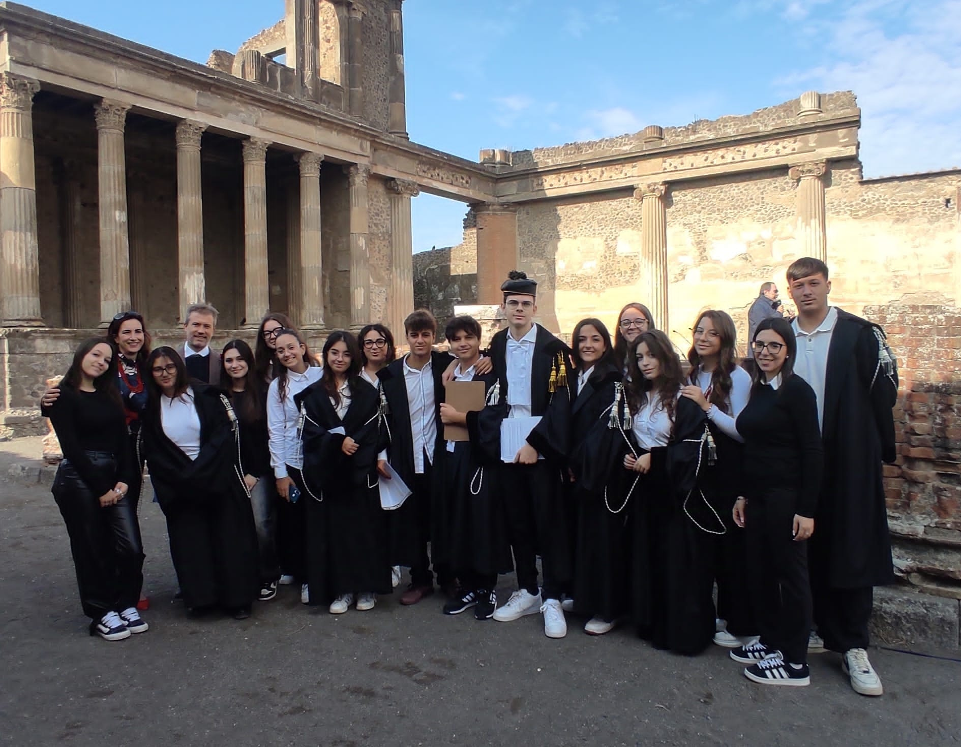 Gli alunni del liceo Seniore in scena negli scavi di Pompei: 'Tutti in piedi in ricordo di Santo'