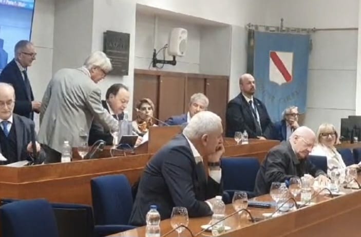 Campania, respinta la mozione di sfiducia contro De Luca e lui legge un libro 