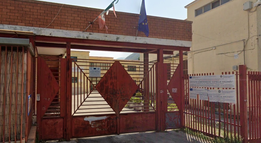 Castellammare, insegnante picchiata da 30 genitori e minacciata in chat: ispezione a scuola 