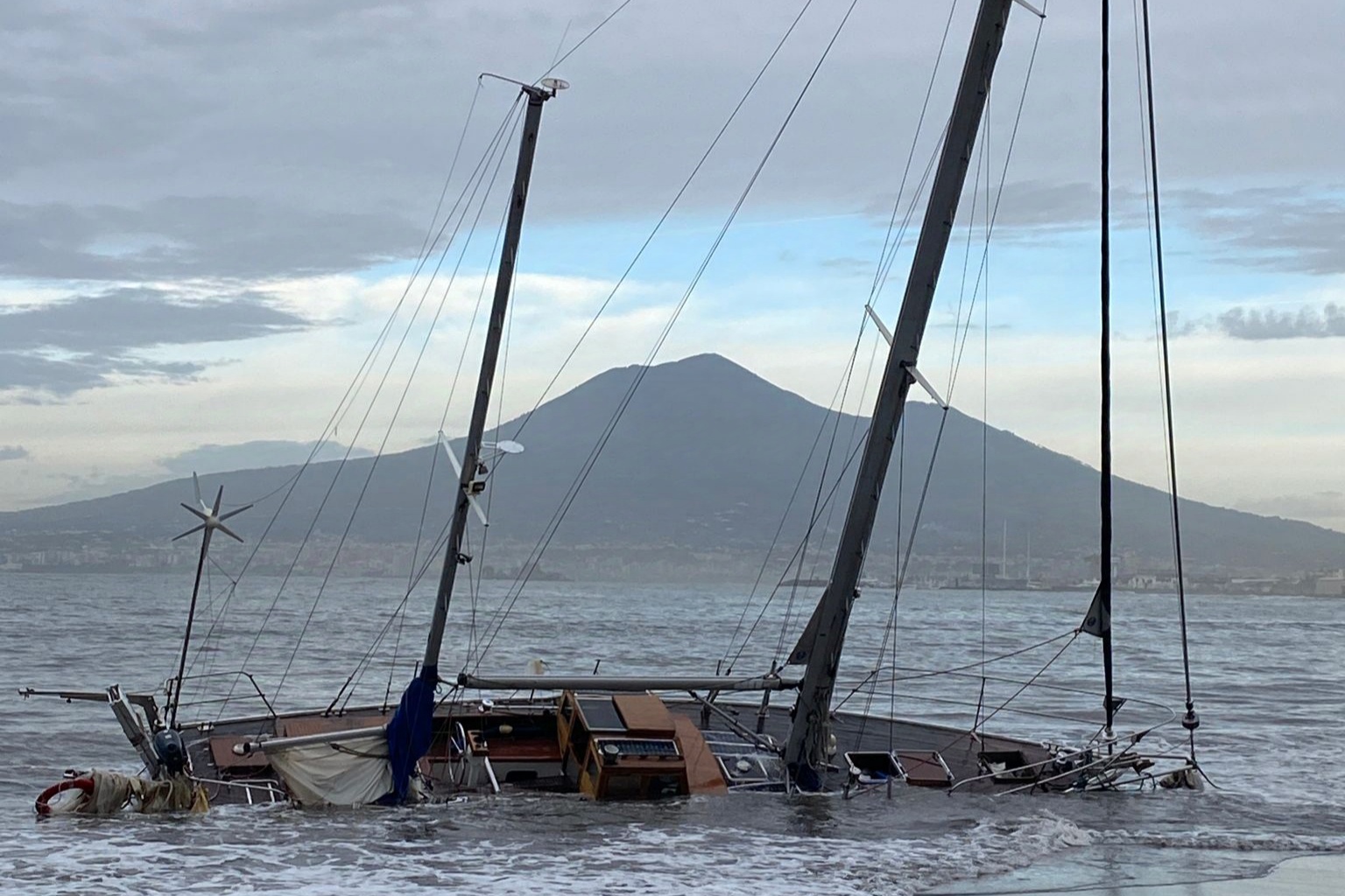 Castellammare, sulla spiaggia si arena una barca a vela 