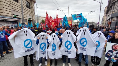 Sciopero contro il governo Meloni, migliaia in piazza a Napoli: 'Servono 10 mila medici'