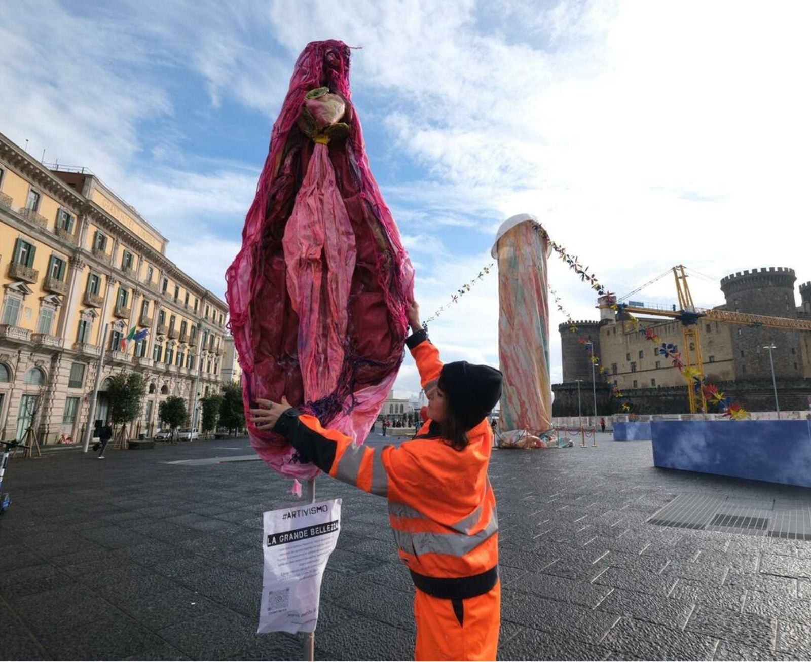 A Napoli spunta una 'vagina' in piazza Municipio: provocazione in risposta all'opera Pesce