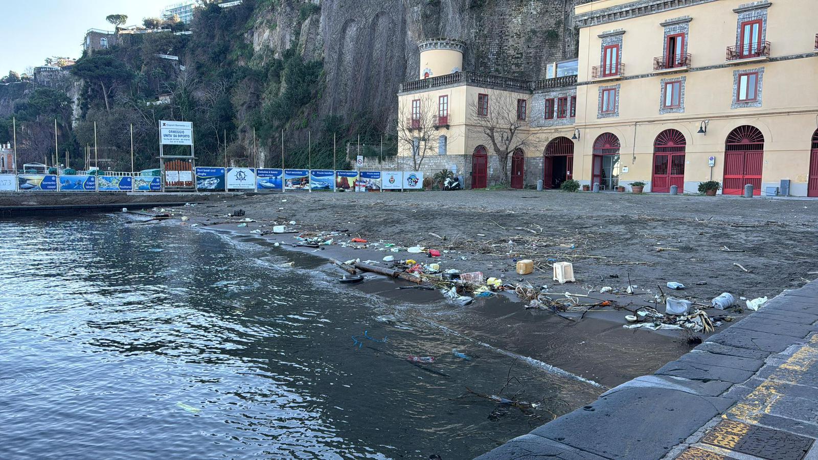 Sorrento sommersa dai rifiuti in spiaggia, scatta la pulizia straordinaria 