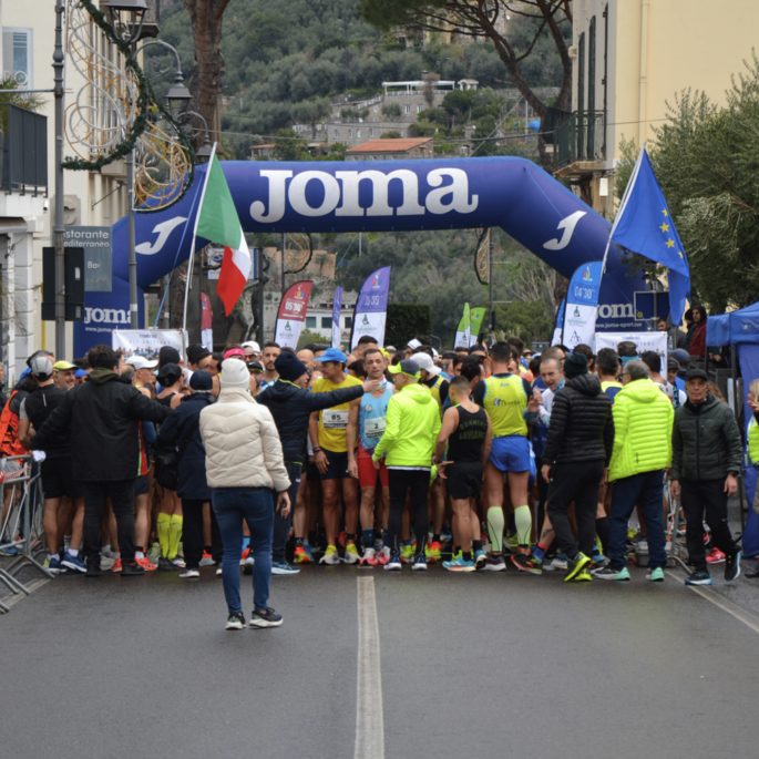 Castellammare, di corsa sulla strada del mare fino a Vico: 750 i runner 